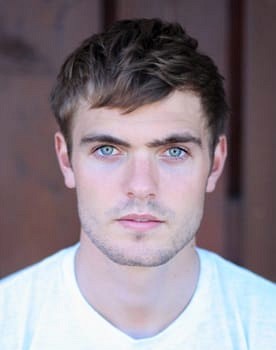 Alex Roe in The 5th Wave